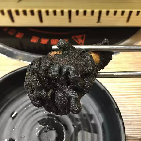 餐厅黑金虾仁因像狗大便爆火餐厅黑金虾仁因像狗大便爆火，一道美食的意外走红